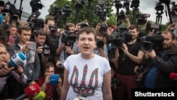 Ресей түрмесінен босап Отанына оралған украиналық әскери Надежда Савченко журналистер алдында сөйлеп тұр. Киев, 25 мамыр 2016 жыл.