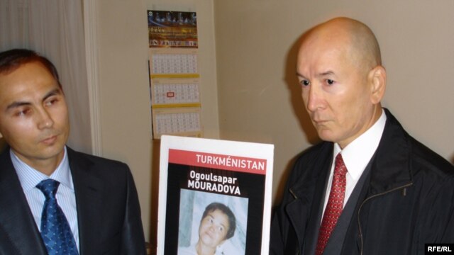 France/Turkmenistan -- Annadurdy Hadjiyev (or Annadurdy Khadjiev ) (R), brother of Ogulsapar Muradova standing next to Turkmen diplomat (L) (unidentified) after demonstrators forced their way into the Turkmen embassy in Paris, 18Sep2008