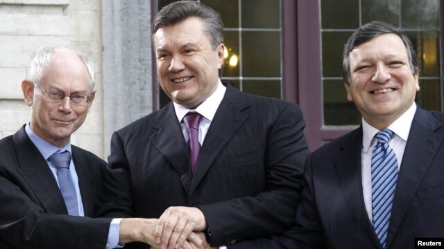 European Commission President Jose Manuel Barroso (right) and European Council President Herman Van Rompuy (left) welcome Ukrainian President Viktor Yanukovych to Brussels.