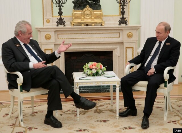 Президент Чехії Мілош Земан (ліворуч) під час зустрічі із президентом Росії Володимиром Путіним у Москві. 9 травня 2015 року