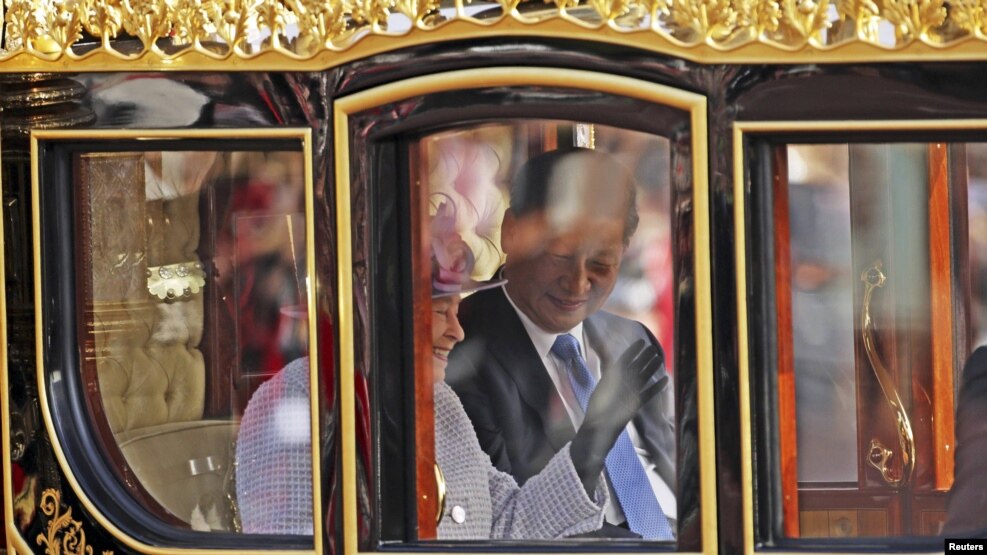 Қытай президенті Си Цзиньпин мен Ұлыбритания патшайымы екінші Елизавета патша күймесінде кетіп барады. Букингем сарайы, Лондон, 20 қазан 2015 жыл.