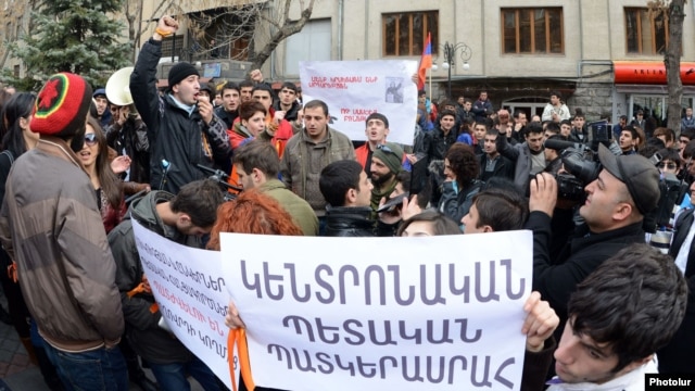 Քաղաքացիները բողոքի ակցիա են անցկացնում ԿԸՀ-ի դիմաց, 25-ը փետրվարի, 2013