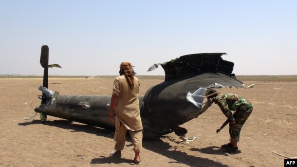 Suriyada vurulmuş rus helikopterinin qalıqları.