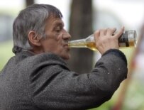 A man drinks in a Minsk park (Bymedia file photo)