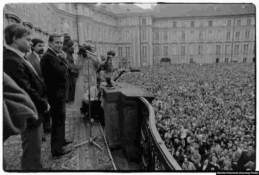 The president addresses crowds at Prague Castle on February 25, 1990. He had just returned from a visit to the United States, where he spoke before the U.S. Congress.
