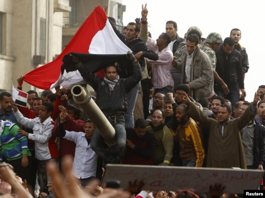 معترضان خیابانی در مصر سوار بر تانک های ارتش
