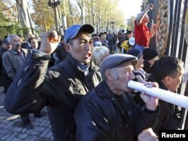Қырғызстанда сәуірдегі қақтығыстарда құрбан болғандардың туыстары алғашқы мәжіліске жиналған парламент үйі алдында наразылық танытып тұр. Бішкек, 10 қараша 2010 жыл. 