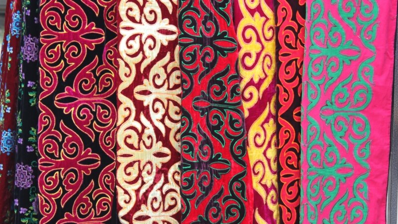 На выставке в Италии повышенным спросом пользовался шелковый шарф с кыргызским узором из шерсти