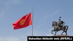 A Kyrgyz flag flies at half-staff in Bishkek in honor of 14 Kyrgyz migrant workers who died in a fire in Moscow on August 27.