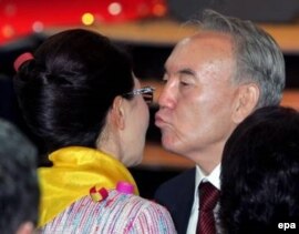 Нұрсұлтан Назарбаев, Қазақстан президенті қызы Дариға Назарбаевамен амандасып жатыр. 5 желтоқсан 2005 жыл