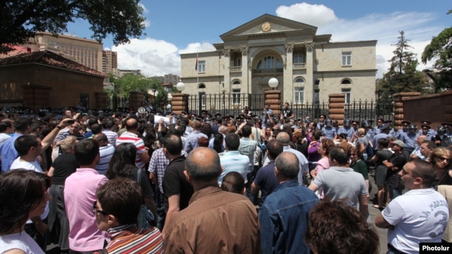 Armenia - A protest outside the presidential palace in Yerevan against the violent death of military doctor Vahe Avetian, 1Jul2012.