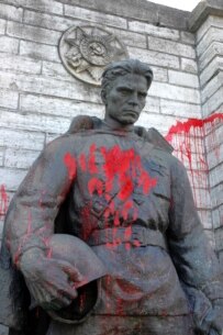 A statue of a Soviet soldier vandalized in Estonia (ITAR-TASS)