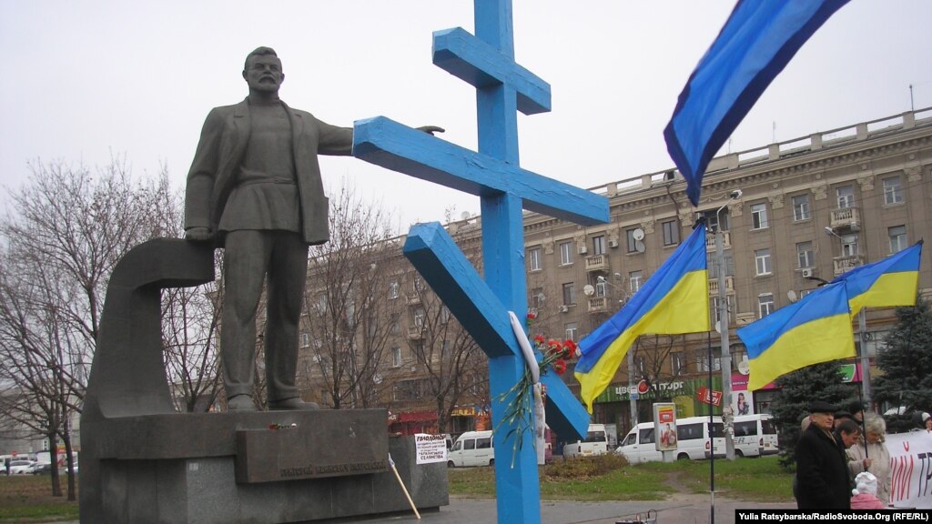 У Дніпропетровську активісти почали знесення пам’ятника Петровському — фото та відео