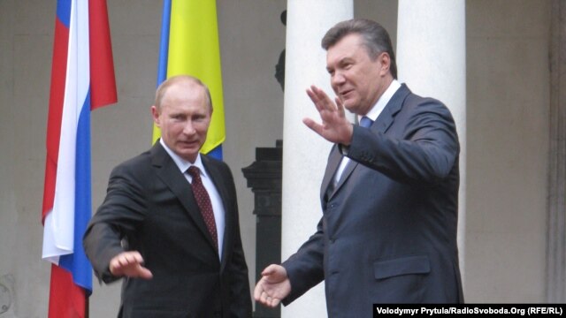 Ukrainian President Viktor Yanukovych (right) welcomes his Russian counterpart, Vladimir Putin, to Yalta on July 12.