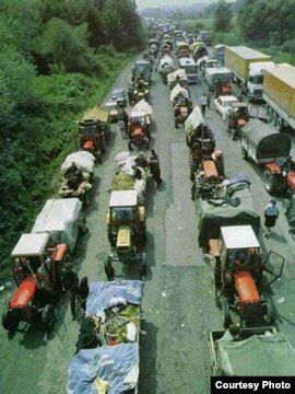 Serb refugees fleeing Croatia in 1995