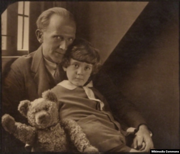 Yazıçı A. A. Milne oğlu Christopher Robin Milne və onun ayısı Pooh, 1926-cı ildə.