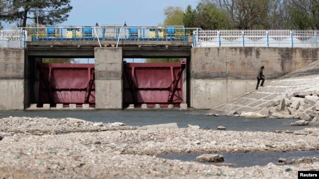 1F4BD40A-5DAE-4794-AE3F-F0EDE9DB7E4D_w64