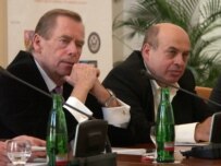 Former dissidents Vaclav Havel (left) and Natan Sharansky (RFE/RL)