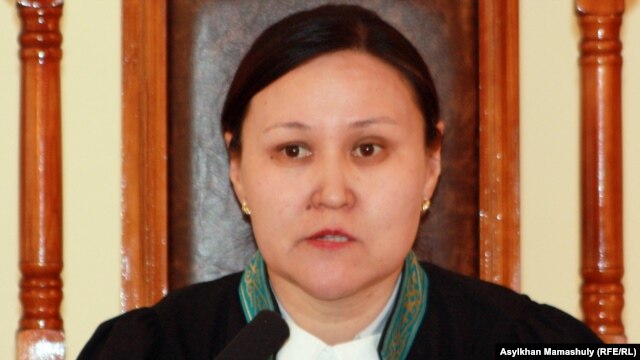 "Полицейлер ісін" қарап жатқан судья Гүлмаржан Әділсұлтани. Ақтау, 27 сәуір 2012 жыл.