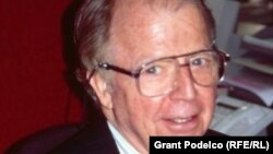 Former RFE/RL senior editor and correspondent Donald Hill in RFE/RL's Central Newsroom in Prague in 1996