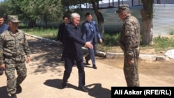 Ақтөбе облысының әкімі Бердібек Сапарбаев (ортада) қаза тапқан әскерилерді аза тұтуға арналған қаралы митингіге келді. Ақтөбе, 9 маусым 2016 жыл.