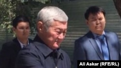 Аким Актюбинской области Бердибек Сапарбаев у места проведения траурного митинга в память о погибших при вооруженной атаке на воинскую часть Нацгвардии. Актобе, 9 июня 2016 года.