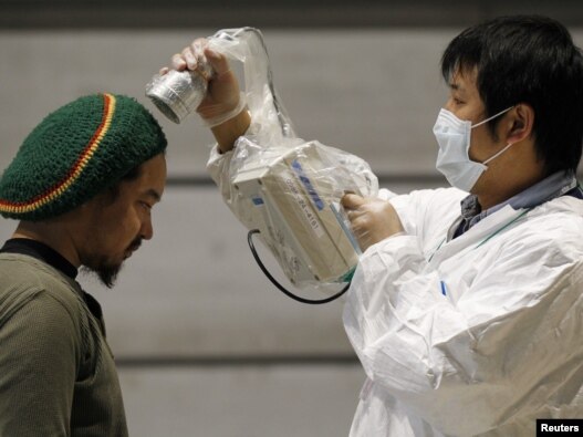 تست رادیواکتیو برای بررسی میزان آلودگی مردم به این تشعشعات- فوکوشیما