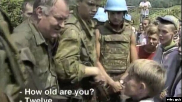 Ratko Mladić sa civilima nakon pada Srebrenice 1995.