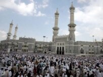 Muslim pilgrims outside the Al-Haram Sharif Mosque in Mecca (file photo) (epa)