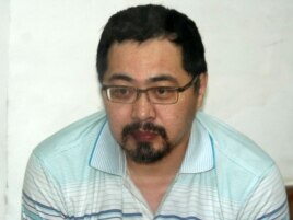 Ермек Нарымбаев, активист оппозиции, на скамье подсудимых. Алматы, 21 июня 2010 года.