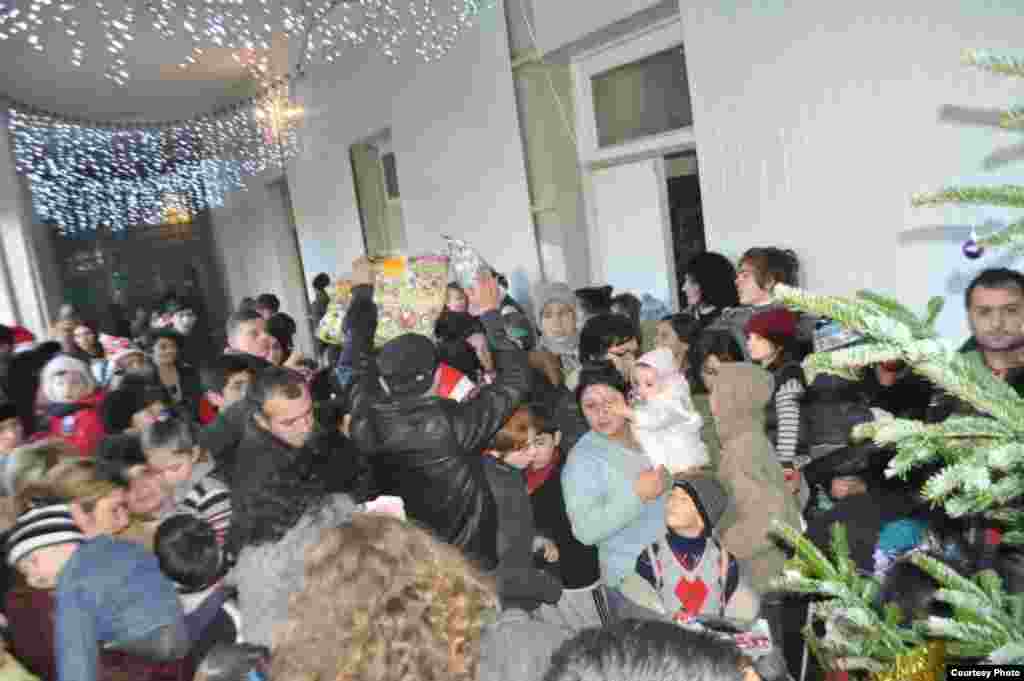On December 31, in response to an online campaign organized by RFE/RL's Georgian Service, dozens of volunteers came to a New Year's Eve party at the former hospital.