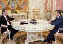President Viktor Yushchenko (left) with Viktor Yanukovych, leader of the Party of Regions on March 28 (file photo) (epa)