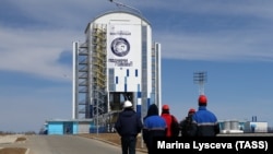 Мобильная башня обслуживания ракеты-носителя "Союз-2.1а" с российскими космическими аппаратами на космодроме Восточный.