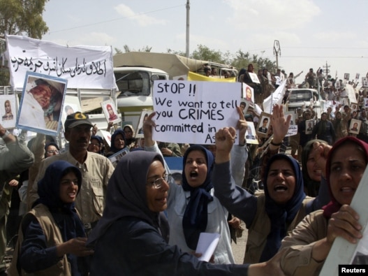 تظاهرات ساکنان اردوگاه اشرف یک روز پس از درگیری این گروه با نیروهای عراقی در فروردین‌ماه ۱۳۹۰ 