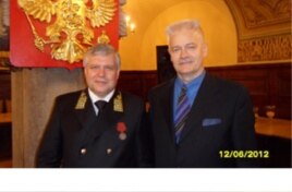Лоренц Хааг (справа) с консулом РФ в Лейпциге Вячеславом Логутовым