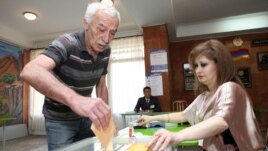 Հայաստան - Ընտրություններ հայաստանյան ընտրատեղամասերից մեկում, արխիվ