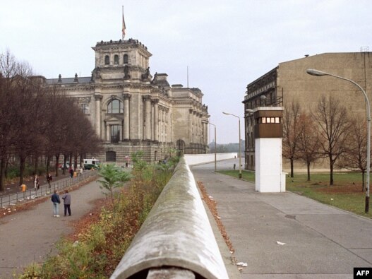 Reihstag binasynyň golaýyndan Berlin diwarynyň görnüşi, 10-njy noýabr, 1989-njy ýyl. 