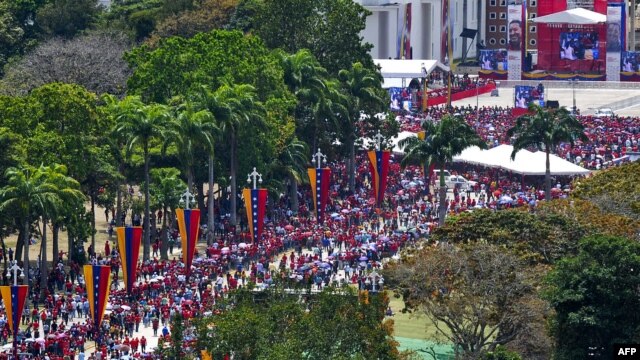 Thousands of Venezuelans have lined up to view the body of President Hugo Chavez in Caracas.