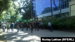 Алматыдағы Республика алаңынан төмен Абай даңғылының бойында жиналып, кетіп бара жақан адамдар. Алматы, 21 мамыр 2016 жыл.