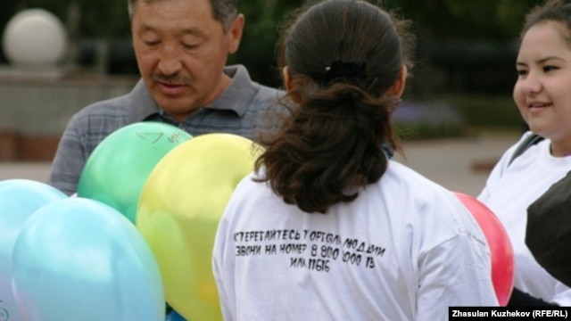 Үкіметтік емес ұйымдардың өкілдері акция кезінде. Астана. 23 тамыз 2010 жыл. (Көрнекі сурет).