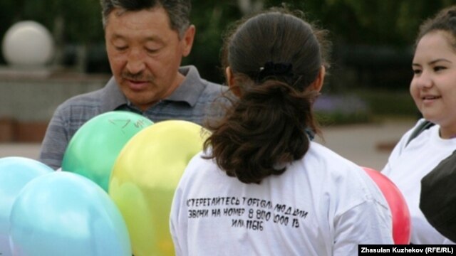 Активисты неправительственных организаций выпускают шары в небо в память жертв работорговли. Астана, 23 августа 2010 года. Иллюстративное фото.