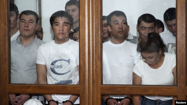 Обвиняемые в "организации беспорядков" после Жанаозенских событий в зале суда. Актау, 4 июня 2012 года.