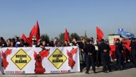 Protestë e Aleancës Kuq e Zi në Aeroportin e Tiranës kundër vizitës së ministrit të Jashtëm serb në Shqipëri, Ivan Mrkiq, 22 dhjetor 2012.