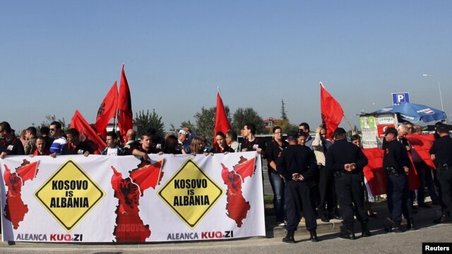Protestë e Aleancës Kuq e Zi në Aeroportin e Tiranës kundër vizitës së ministrit të Jashtëm serb në Shqipëri, Ivan Mrkiq, 22 dhjetor 2012.