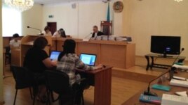 Тіркелмеген "Алға" партиясының жетекшісі Владимир Козловтың, "Халық майданы" қозғалысының белсендісі Серік Сапарғалидің, қоғамдық белсенді Ақжанат Әминовтың ісі 63 том болған. Ақтау, 16 тамыз 2012 жыл. Фото Twitter желісінен алынды.