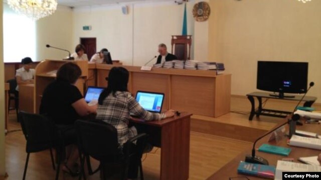 Тіркелмеген "Алға" партиясының жетекшісі Владимир Козловтың, "Халық майданы" қозғалысының белсендісі Серік Сапарғалидің, қоғамдық белсенді Ақжанат Әминовтың ісі 63 том болған. Ақтау, 16 тамыз 2012 жыл. Фото Twitter желісінен алынды.