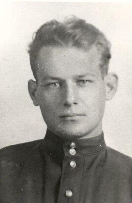 Іван Мележ. 1943 г. (з архіву сям'і І. Мележа)