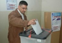An Iraqi man votes in the 15 December election (RFE/RL)