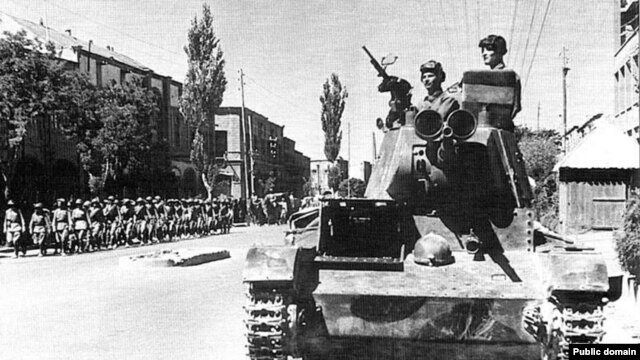 یک تانک روسی در خیابانهای تبریز در سال ۱۳۲۰ خورشیدی.