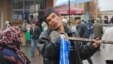 Тирикчилигини бозорда соз чалиш билан ўтказаётган бу кўзи ожиз лавҳамиз қаҳрамони тақдирдошидир. 